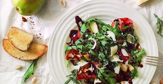 Легкий салат с грушей, рукколой и сыровяленой ветчиной