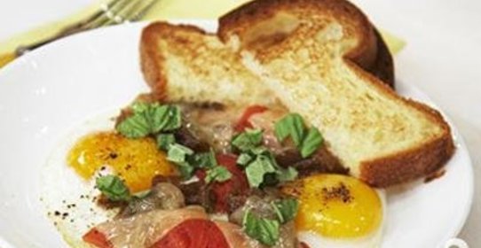 Яичница с помидорами и базиликом