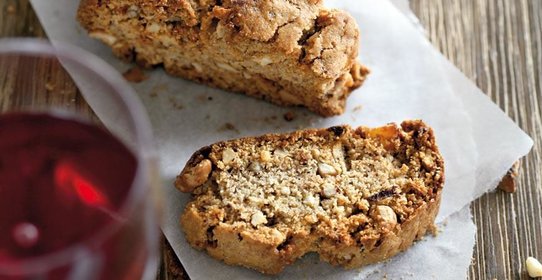 Кукурузные бискотти с вяленой грушей и фундуком