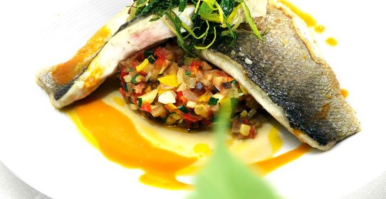 Сибас с рататуем и соусом из сладкого перца