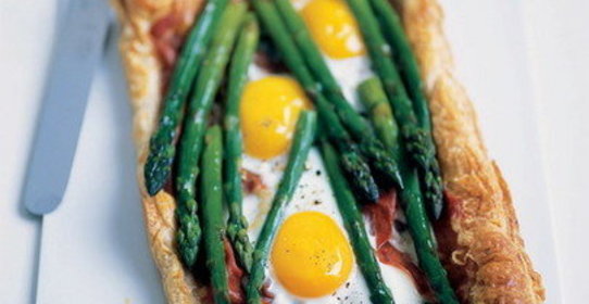 Слойки с беконом, яйцом и спаржей