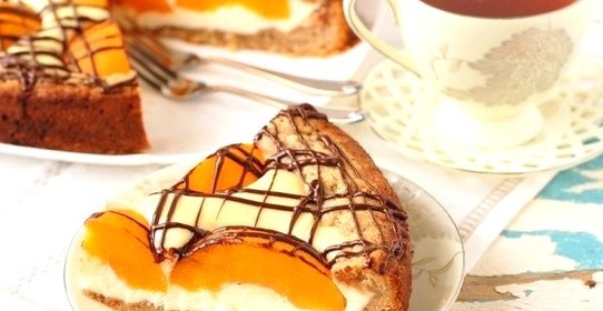 Творожный пирог с персиками
