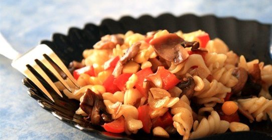 Паста с грибами, кукурузой и перцами