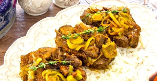 Баранина с белыми грибами и помидорами