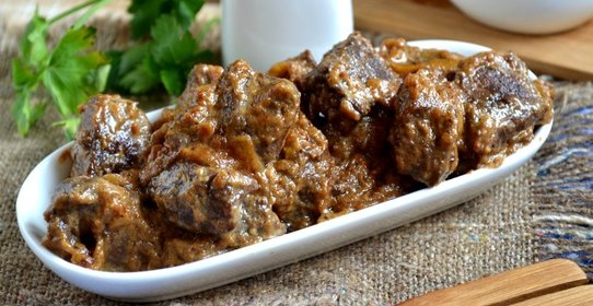 Гуляш из печени со сметаной
