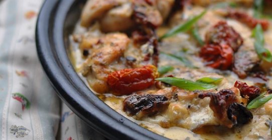 Курица, запеченная в сливочно-сырном соусе с вялеными томатами и прованскими травами