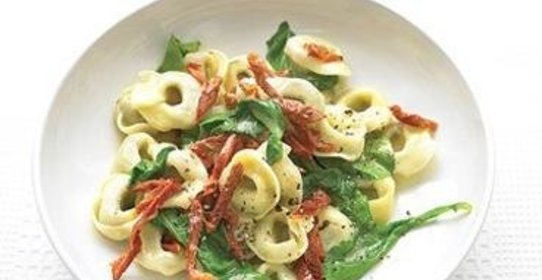Тортеллини с аругулой и помидорами