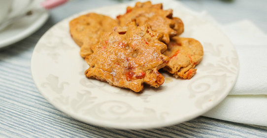 Имбирное печенье с орехами и вяленой вишней