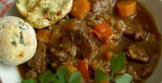 Стю из говядины со сливами и сконами