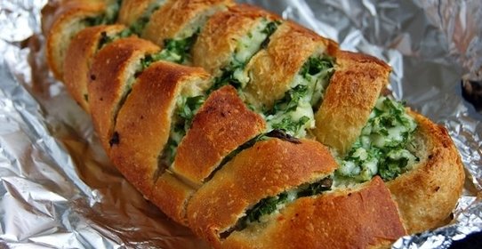 Багет с сыром и чесноком