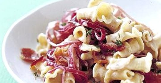 Паста с луком, беконом и сыром