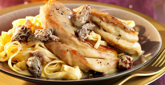 Тушеная индейка со сморчками