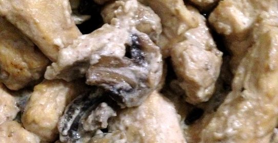 Куриная грудка с шампиньонами в сметанном соусе