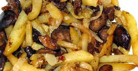 Картошка с луком на сковороде
