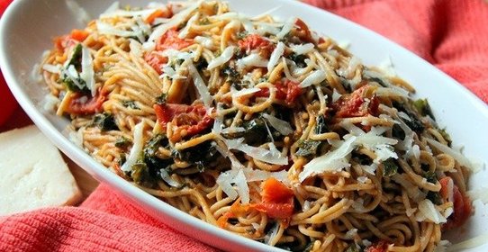 Спагетти с капустой кале и томатами
