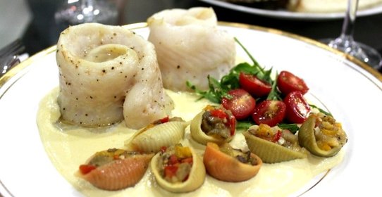 Рыбные рулеты с соусом сабайон из сладкой кукурузы и фаршированные мини-конкильони