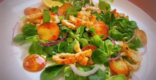 Салат с кальмарами и картофельными чипсами с медово-лимонной заправкой