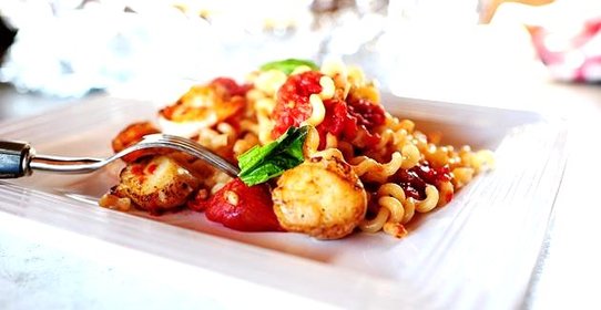 Паста с морепродуктами и помидорами