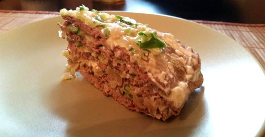 Торт из куриной печени со свежим огурцом и луком