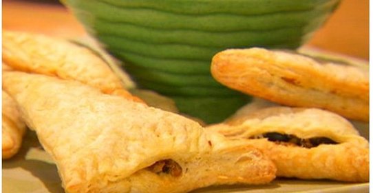 Слойки с курицей и фасолью