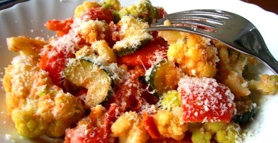 Цветная капуста в сливочном соусе с овощами