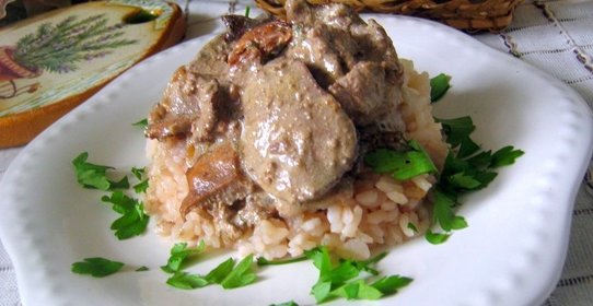 Куриная печень с лисичками в сметанном соусе