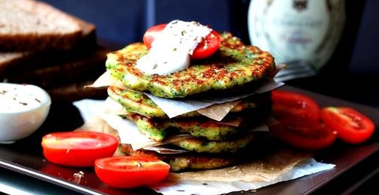 Оладьи с брокколи и пармезаном