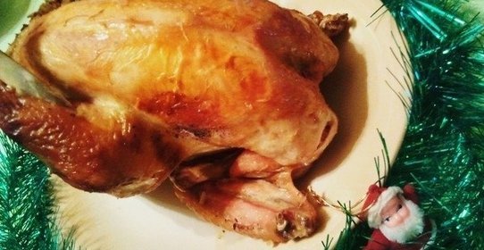 Курица, фаршированная рисом, яблоком и черносливом