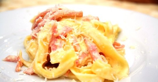 Паста с ветчиной и сыром со сливками