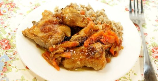 Томлёная курица с гречневой кашей