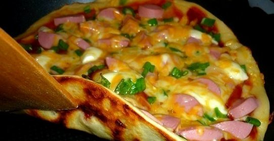 Пицца на сковороде с колбасой