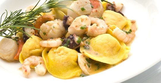 Равиоли с морепродуктами в сливочно-сырном соусе