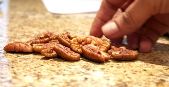 Салат из свежей моркови с карамелизированными орехами пекан