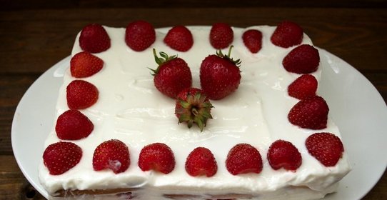 Клубнично-творожный торт без выпечки