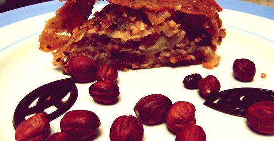 Яблочный штрудель с орехами, изюмом и корицей