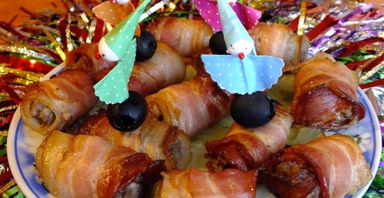 Рулетики из бекона с мясной начинкой
