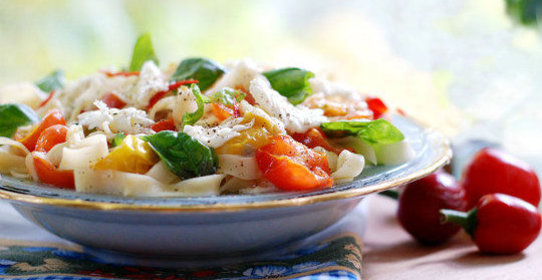 Спагетти с помидорами и моцареллой