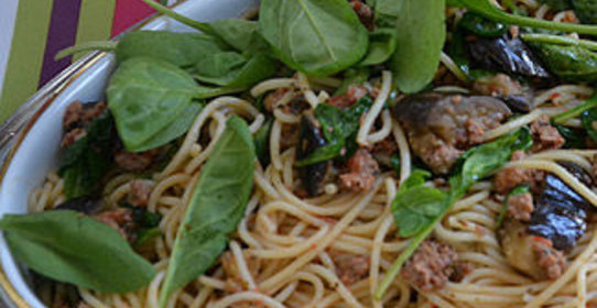 Спагетти с печеным баклажаном, ароматным пармиджано и мини-шпинатом