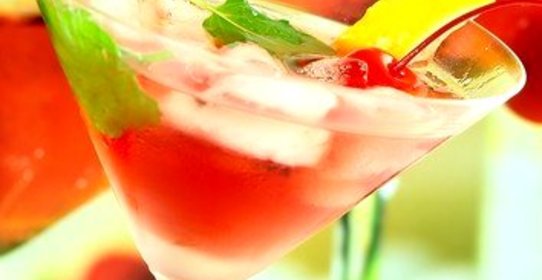 Апельсиново-малиновый коктейль с шампанским