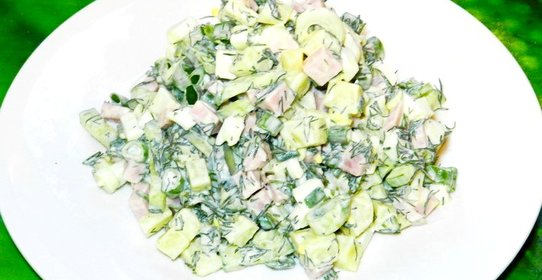 Салат с колбасой и зеленым луком