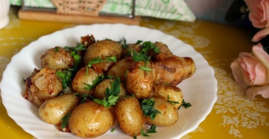 Ароматный молодой картофель обжаренный с луком