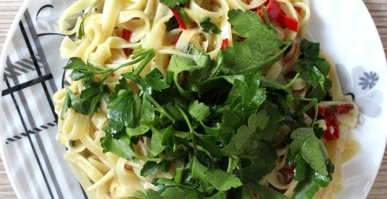 Паста с чесноком, чили и лимоном