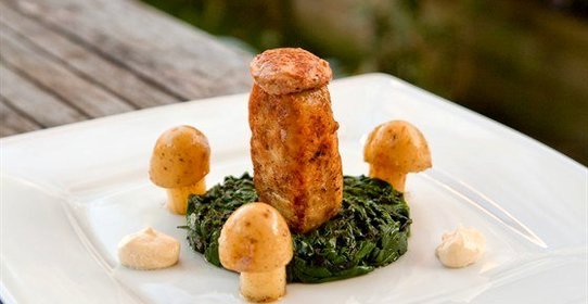 Пожарские котлеты с фуа-гра, сметанным соусом и грибами из картофеля