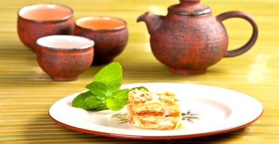 Порционные «Наполеоны» с яблоками и взбитыми сливками