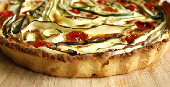 Сырный киш с черри и лепестками цукини