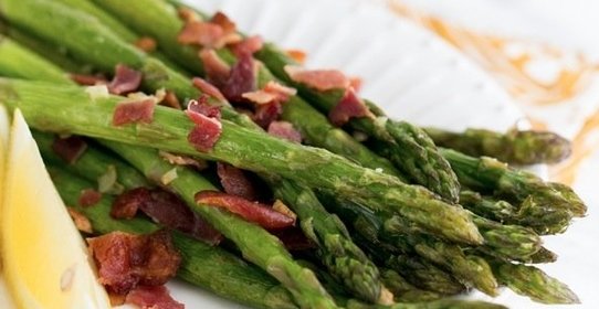 Спаржа с беконом