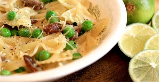 Фарфалле карбонара с зеленым горошком