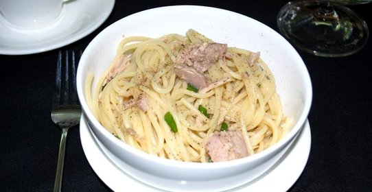 Паста с тунцом и зеленым луком
