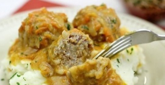 Тефтели с рисом и сливочной подливкой в духовке