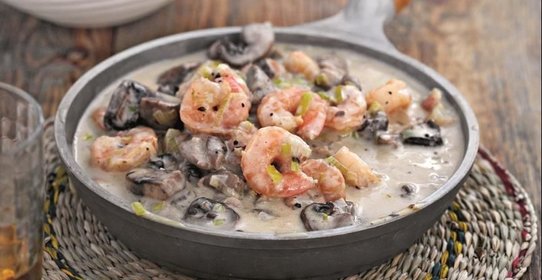 Сливочное рагу из креветок с грибами и пореем